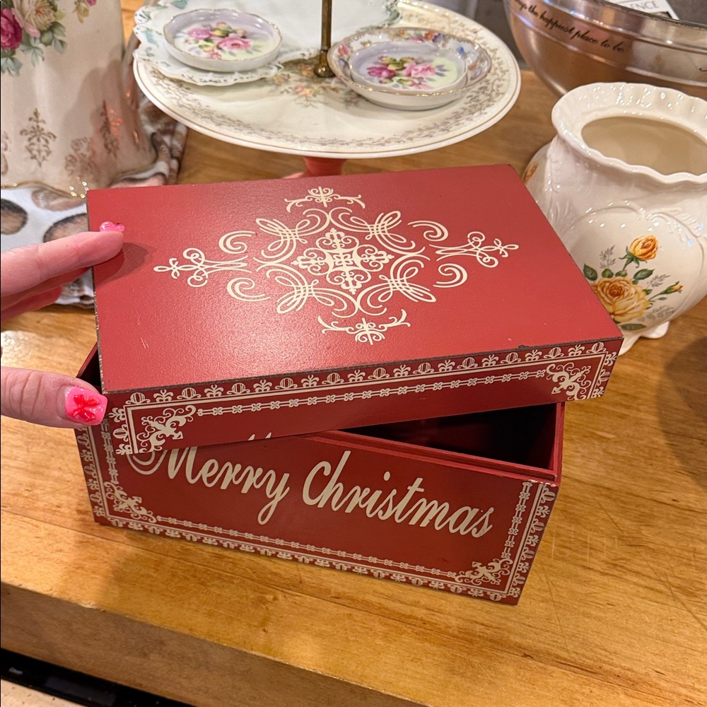 Vintage Festive Red Merry Christmas Box - Picture 4 of 13
